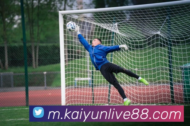 小仓幸成边线抢球铲飞叙利亚球员比赛火药味十足引发观众热议